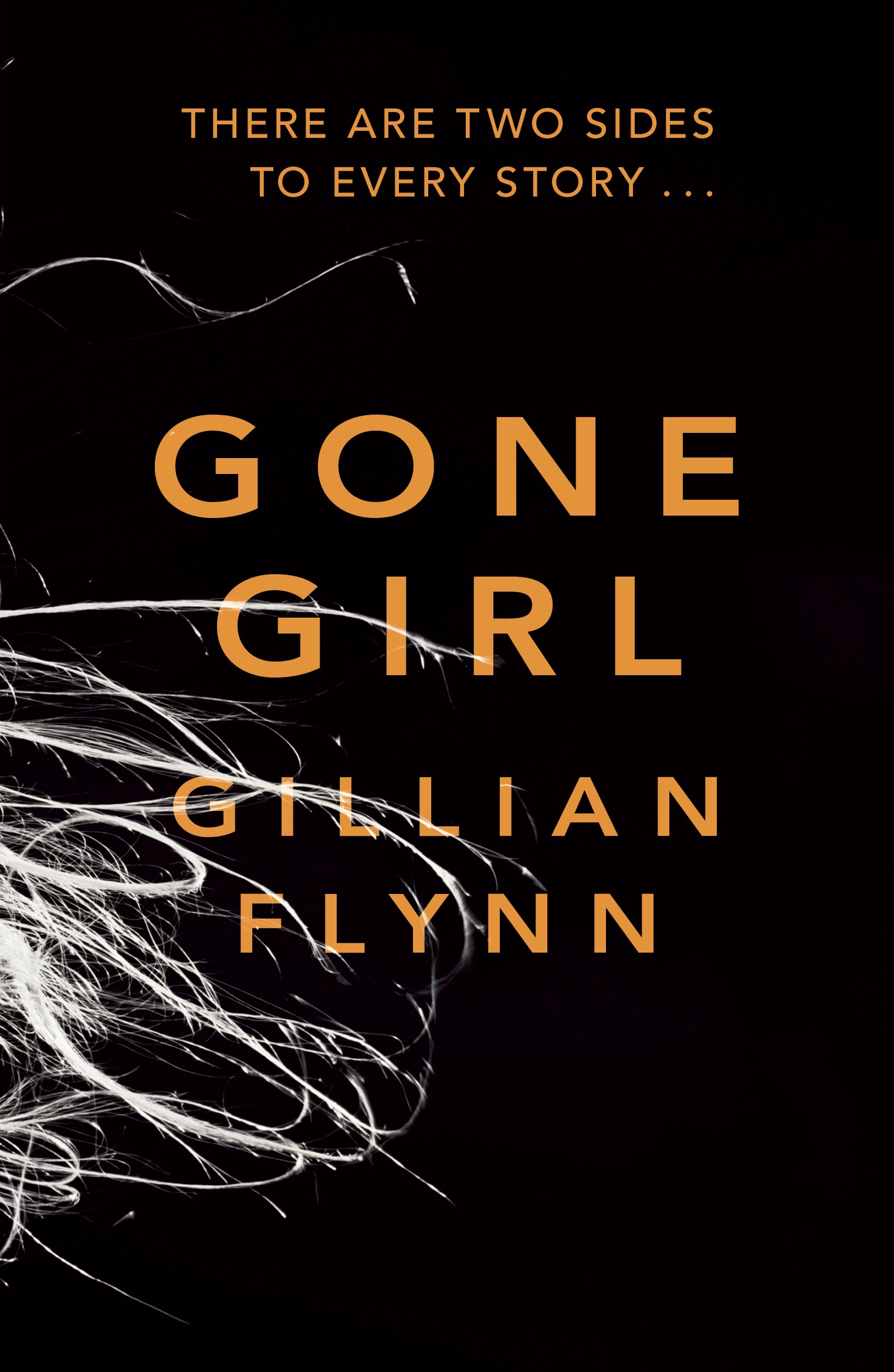 Copertina del romanzo Gone Girl o L'amore bugiardo in italiano. Sotto il titolo e il nome dell'autrice, compare l'immagine di un uomo in piedi che osserva un paesaggio di fronte a sé.