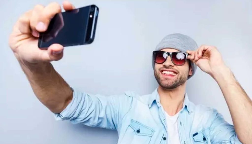 blog top 11-22 guy taking selfie on phone