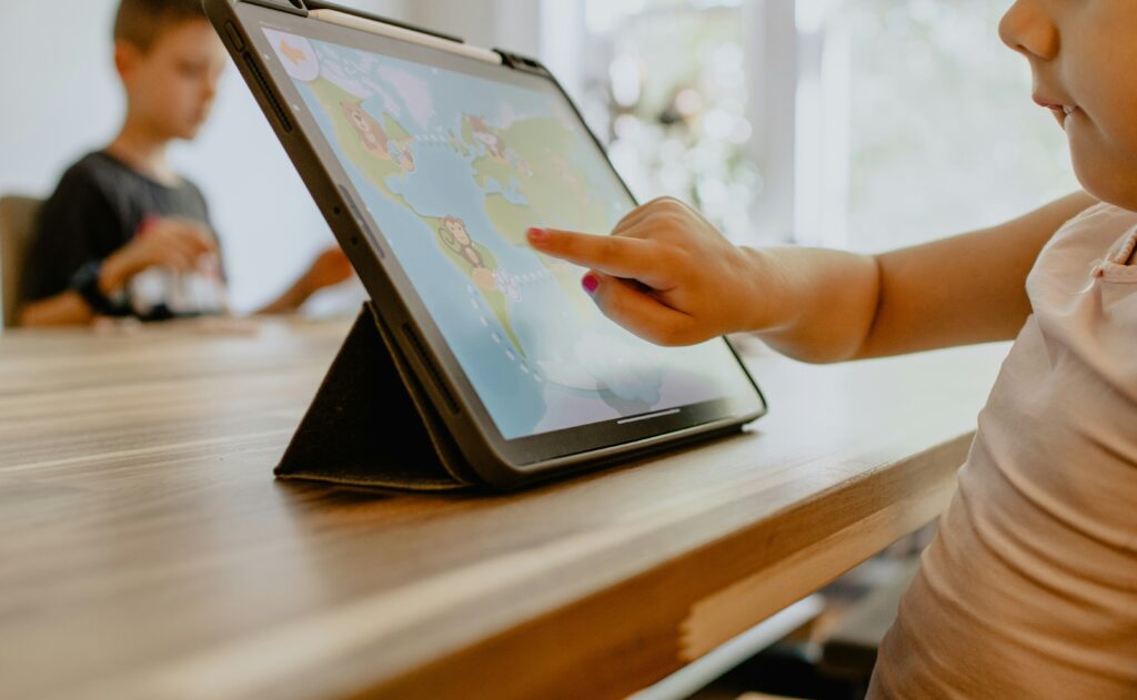 child with tablet apps
