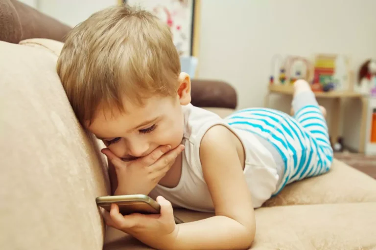 Toddler on a smartphone|baby on screen